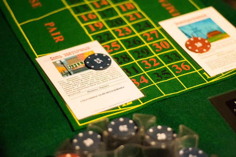 Ведущий развлекает гостей на корпоративе в Kostanay