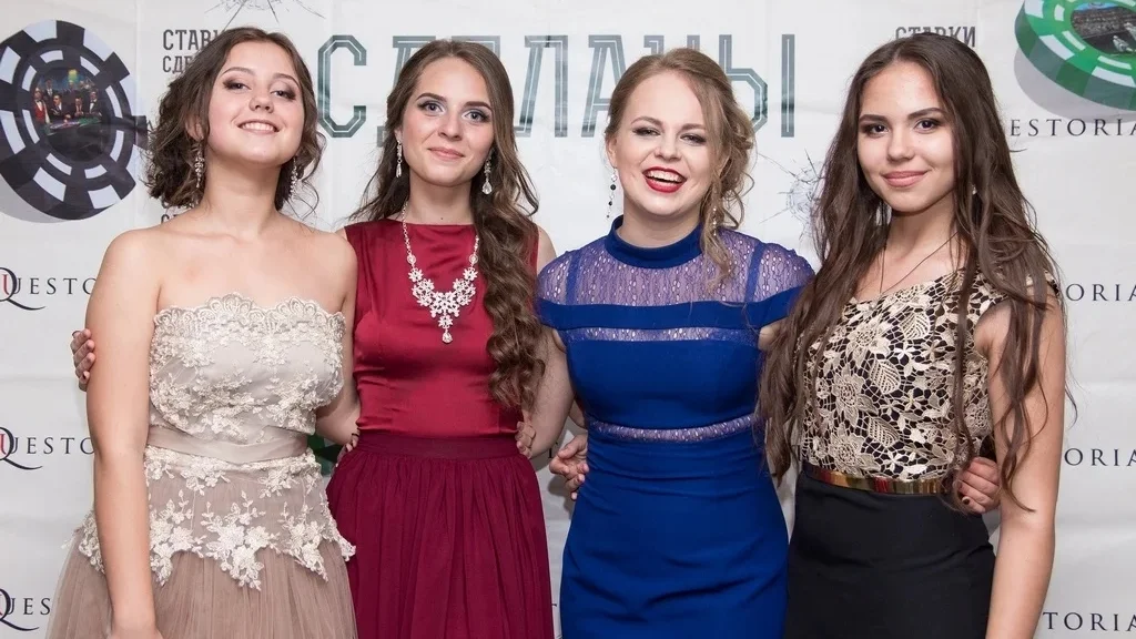 Квест на 8 марта в школе «Ставки сделаны»: самые шикарные дамы идут на закрытую вечеринку в подпольном казино.